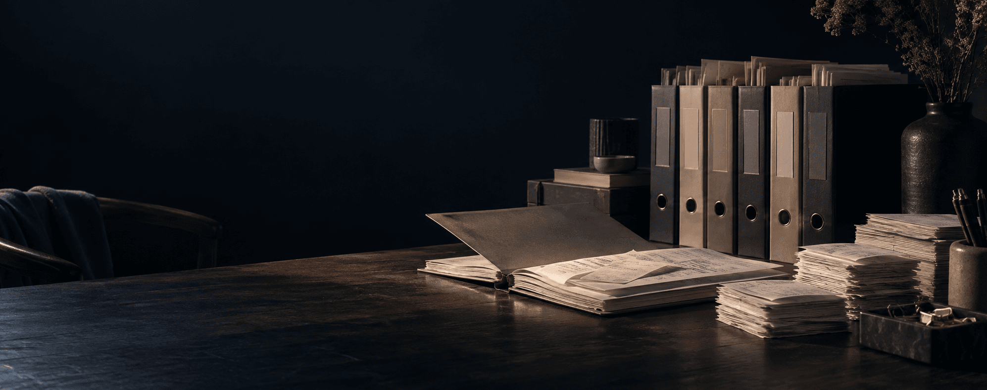 Archives de documents ordonnées sur une table sombre